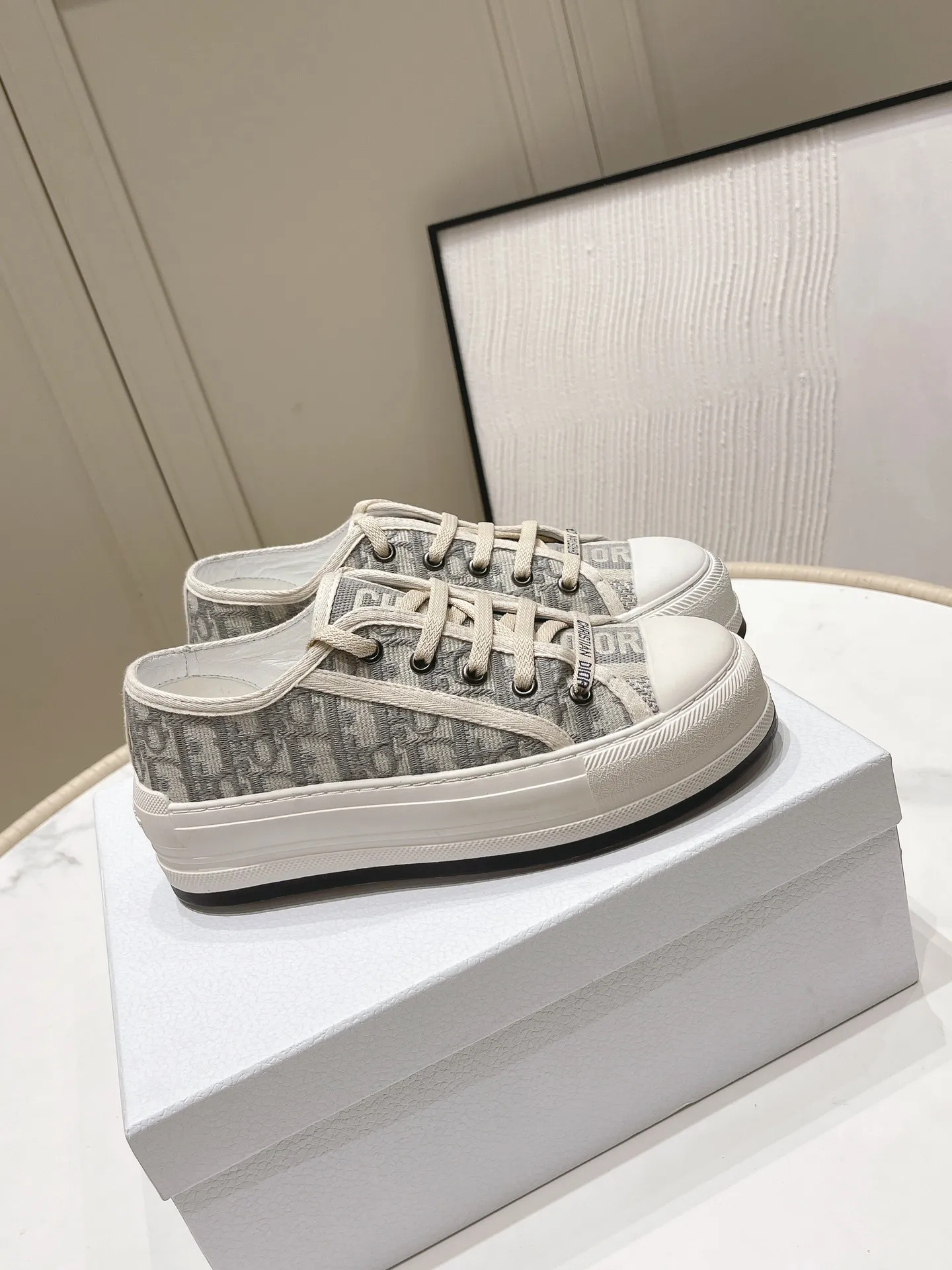 👟👟Ex-factory price 520 👟👟 Women's Shoes Women's Clothing Dior Walk'n Series Presbyopia Embroidery Thick-soled Canvas Shoes Casual Sports Shoes Original Purchase Development Production This Walk'n'Dior thick-soled sneaker is a fashionable item that enhances the style of the series. Oblique printed cotton embroidered upper with comfortable platform sole, tongue and Christian Dior 👟👟 ex-factory aris signature laces. Can add fashionable temperament to all kinds of casual looks ▪️Fabric: Original customized imported Oblique printed embroidery ▪️Inner lining: Imported soft sheepskin lining ▪️Outsole: Original exclusive molded T👟👟Factory price U material ▪️Sole thickness: 4.5CM ▪️Size: Women's 35-40
